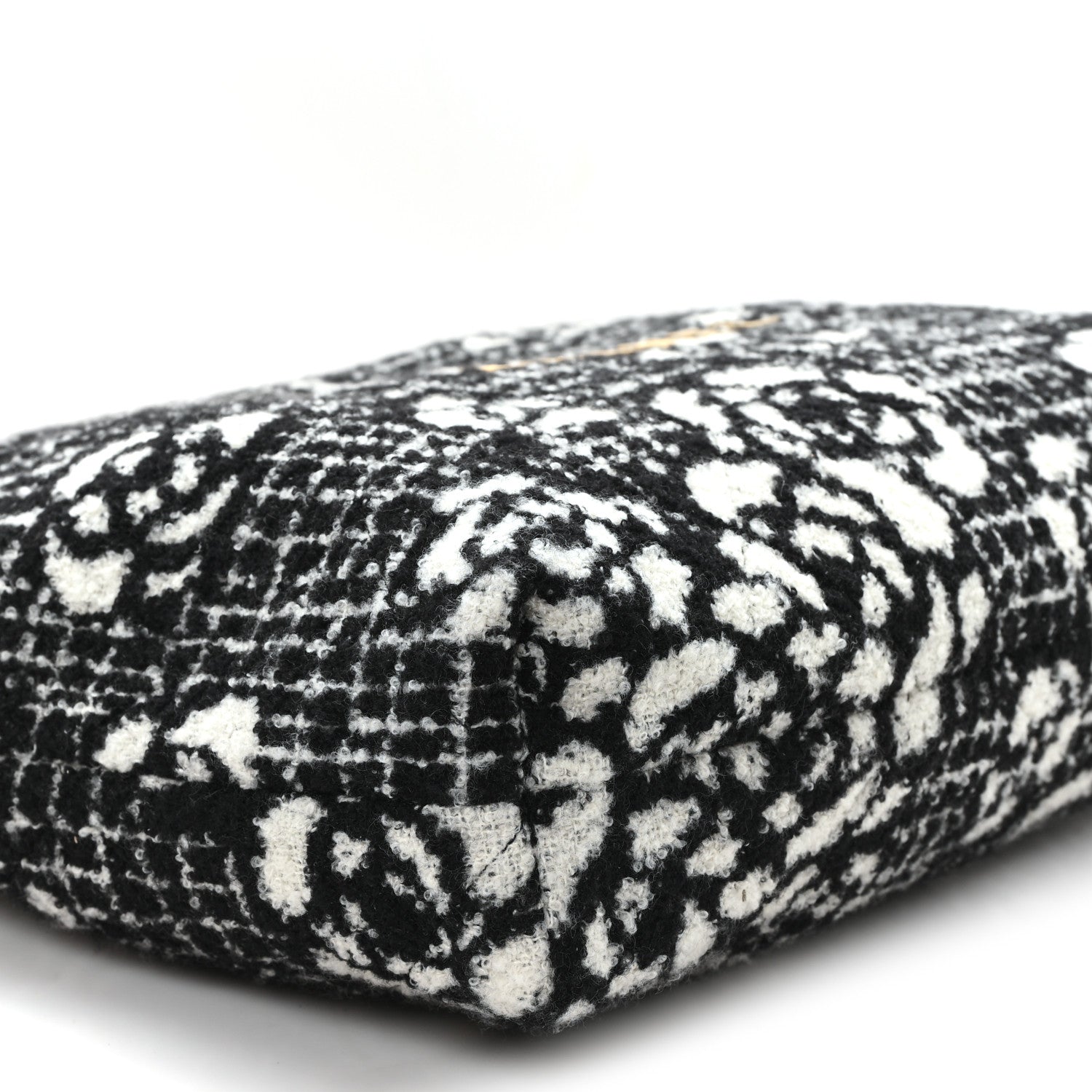 Cashmere Quilted Camellia Chanel 22 Black White