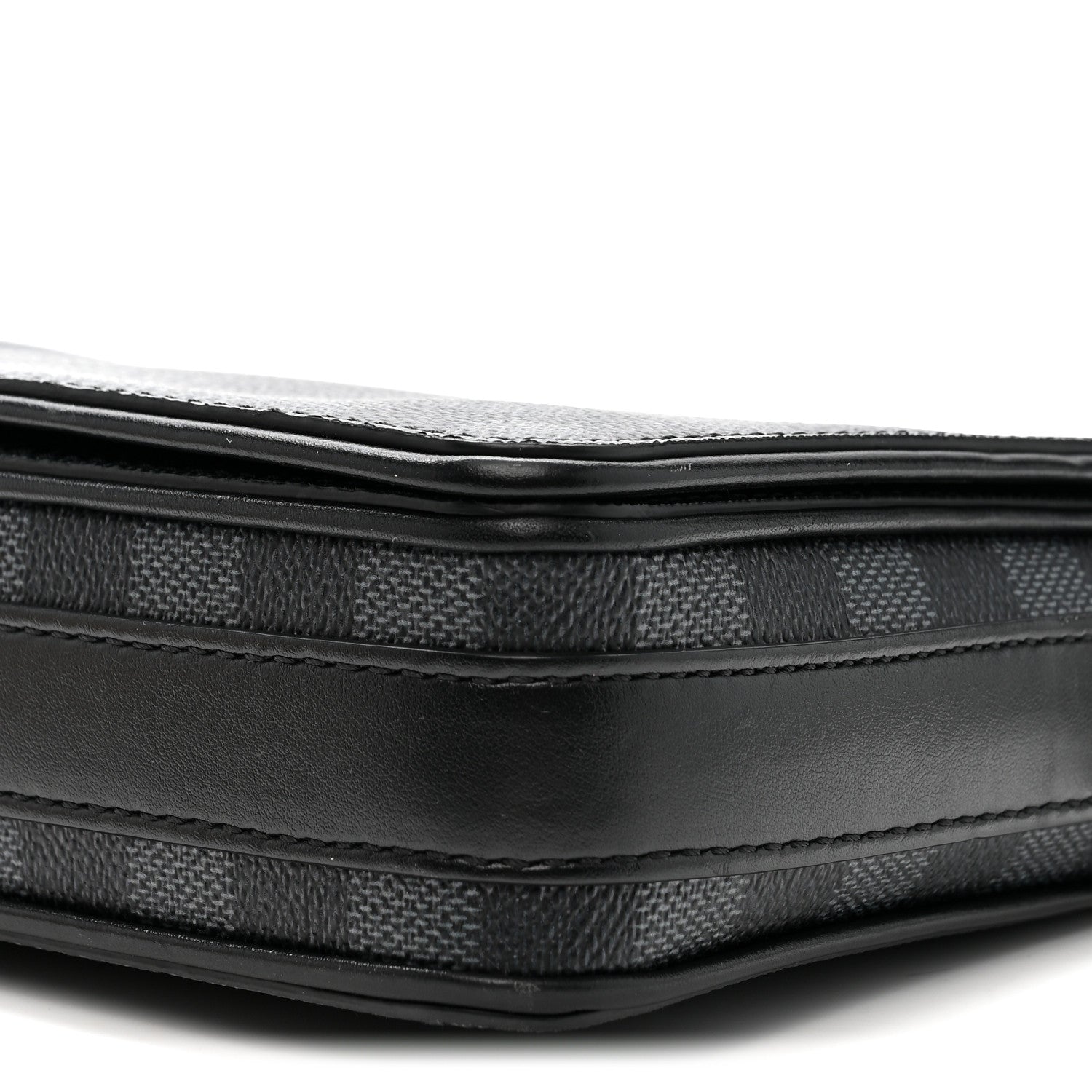 Damier Graphite 3D Studio Messenger