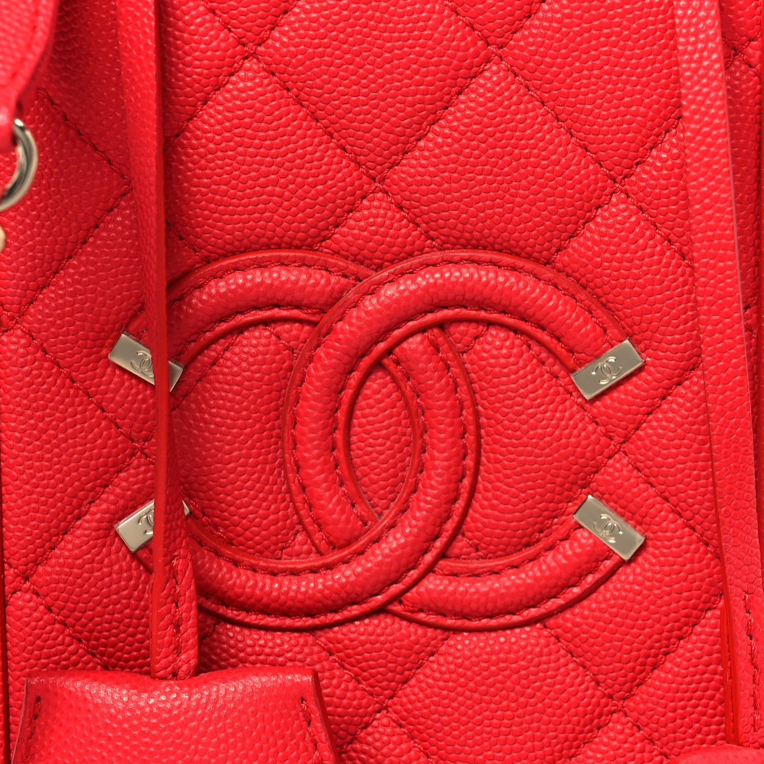 Caviar Quilted CC North South Filigree Vanity Case Red