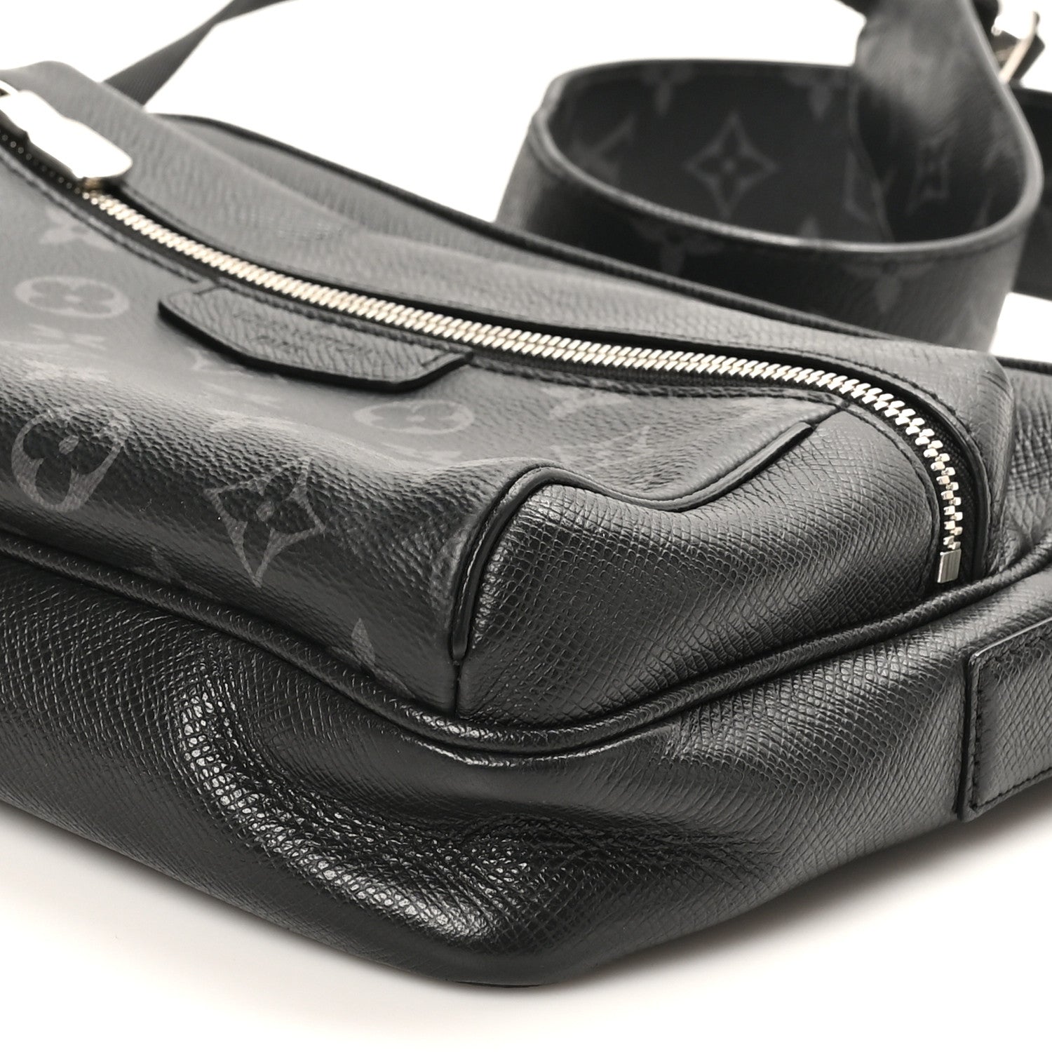 Taiga Monogram Eclipse Outdoor Messenger Black