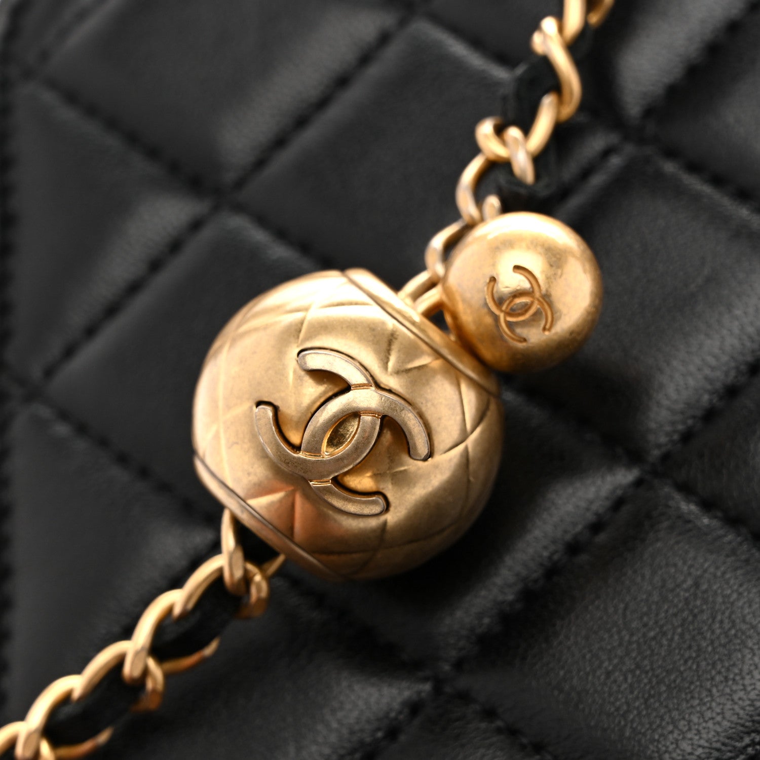 Lambskin Quilted Pearl Crush Clutch With Chain Black