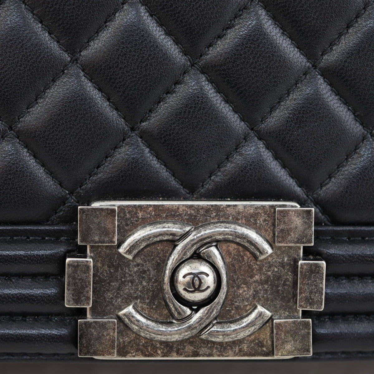 Chanel Boy New Medium | 23 Series